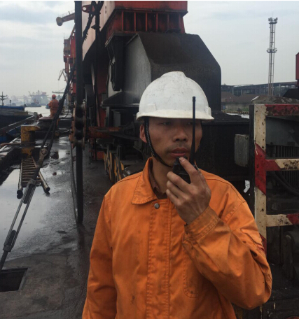 黃柏春，楊灣港務分公司裝卸工班副班長。他工作認真、細致，有責任心。工作中，主動排除班中的各類安全隱患，避免事故的發(fā)生，實現(xiàn)班組安全生產無事故。  “決不把隱患交到下一班。”這是黃柏春的一貫工作作風。在4月中旬的一個夜班，在一條海輪卸貨作業(yè)結束后，由于裝卸的煤炭中有大量的煤矸石，料斗斗口被完全卡住，必須人工進入料斗內進行清理，工人在料斗中作業(yè)十分危險，身為副班長的他主動擔負起料斗內清理的任務。他叫來了兩位工友，與自己一起進入料斗，在保證斗內貨物不坍塌的情況下，用手一塊塊的挖出了卡在料斗口的煤矸石，一直干到上早班的工友來接班才將斗口完全疏通好，累得他直不起腰來。  班中，他時刻留意員工的操作行為，保證員工安全無事故。4月下旬的一個白班，他們班和外務工配合進行圓鋼卸船作業(yè)，一名新進的外務工在掛鉤結束后站到了艙壁的里側，貨物起吊時突然晃動起來，離新外務工3米遠的黃柏春一看不對勁，立刻起身一個快步沖到他身后將他往后一拉，只聽“砰”一聲，圓鋼撞在了他旁邊的艙壁上，“好險啊，多虧你，不然就撞到我了?！蓖鈩展ん@恐地說。 “你不能站在里側，很危險，工作時得處處小心。”黃柏春拉著這位外務工的手臂厲聲地說。黃柏春就是這樣，班中時刻留意著每位員工的操作行為，守護著每位員工的生命安全，讓班組員工高高興興上班，安安全全回家。  “檢查一下勞保用品佩戴好沒有”。這是黃柏春每天上班時必說的一句話。一次，班里有位員工在江船清艙作業(yè)時救生衣未穿，黃柏春知道后狠狠地批評了他，對他說：“臨水作業(yè)不穿救生衣，就是對自己不負責，要是出了事，后悔也來不及。”  擔任副班長一年多以來，黃柏春時刻把班組安全工作當作頭等大事，是班組員工的安全守護人。他班前注重安全檢查，排除隱患，班中時刻留心員工操作行為，發(fā)現(xiàn)問題，及時處理，保證班組員工在安全環(huán)境下作業(yè)，避免了事故的發(fā)生，為班組員工撐起一把“安全傘”。